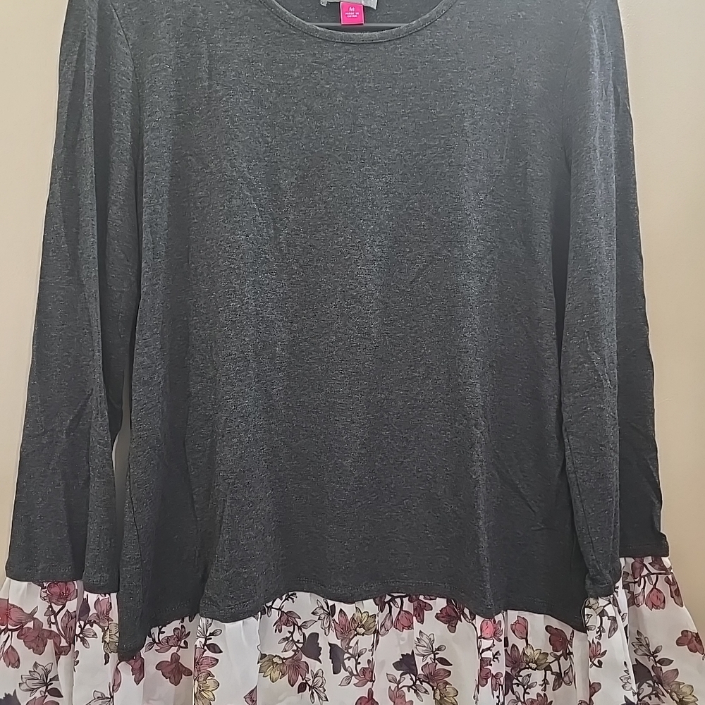 Vince Camuto Charcoal Gray Floral Hem Top